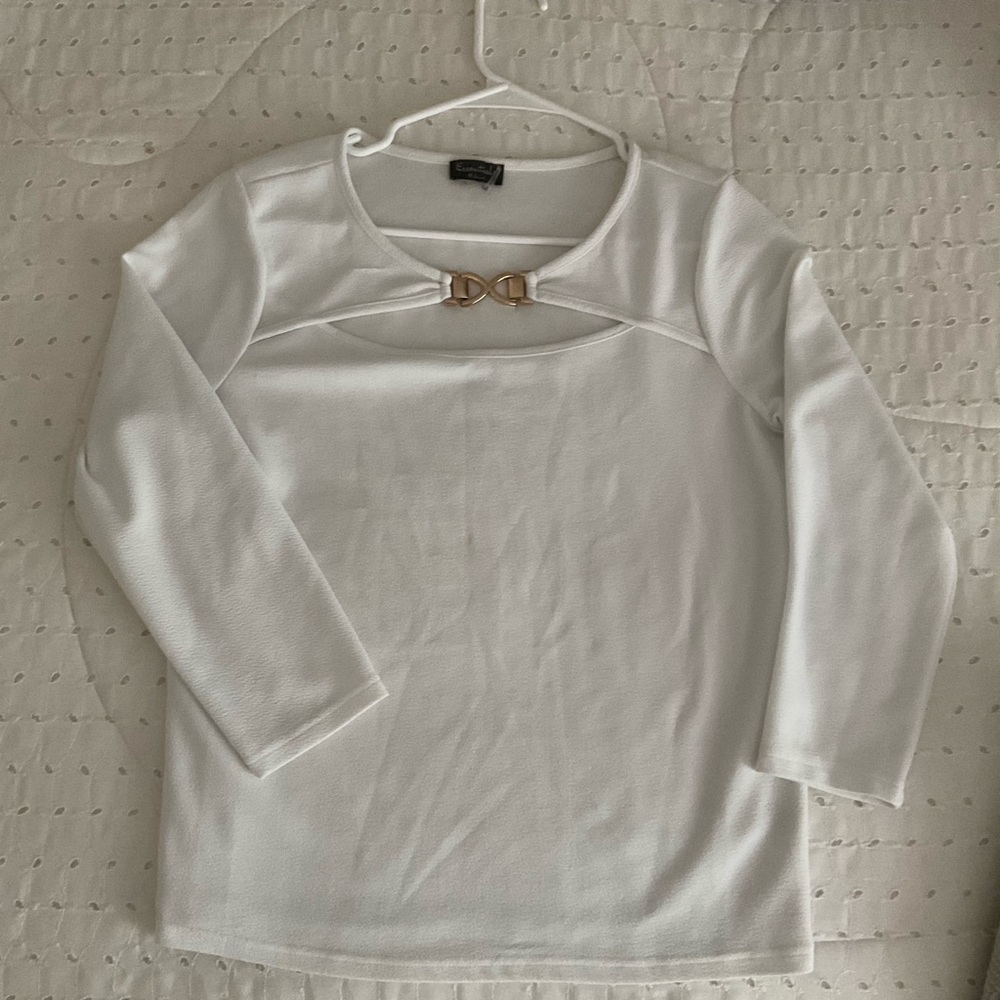 White and elegant semi long sleeve blouse perfect for a night out with friends!